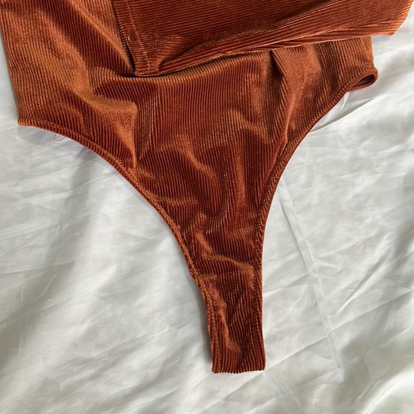 Urban Outfitters Orange Rust Velvet Ribbed Long Sleeve Keyhole Cutout Bodysuit - Picture 5 of 7